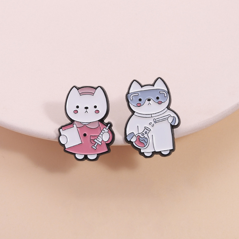 Medical Lab Supplies - 2 個かわいい漫画医療猫エナメルブローチクリエイティブラボラトリーラペルピンメタルバッジジュエリーギフト医師看護師友人へ